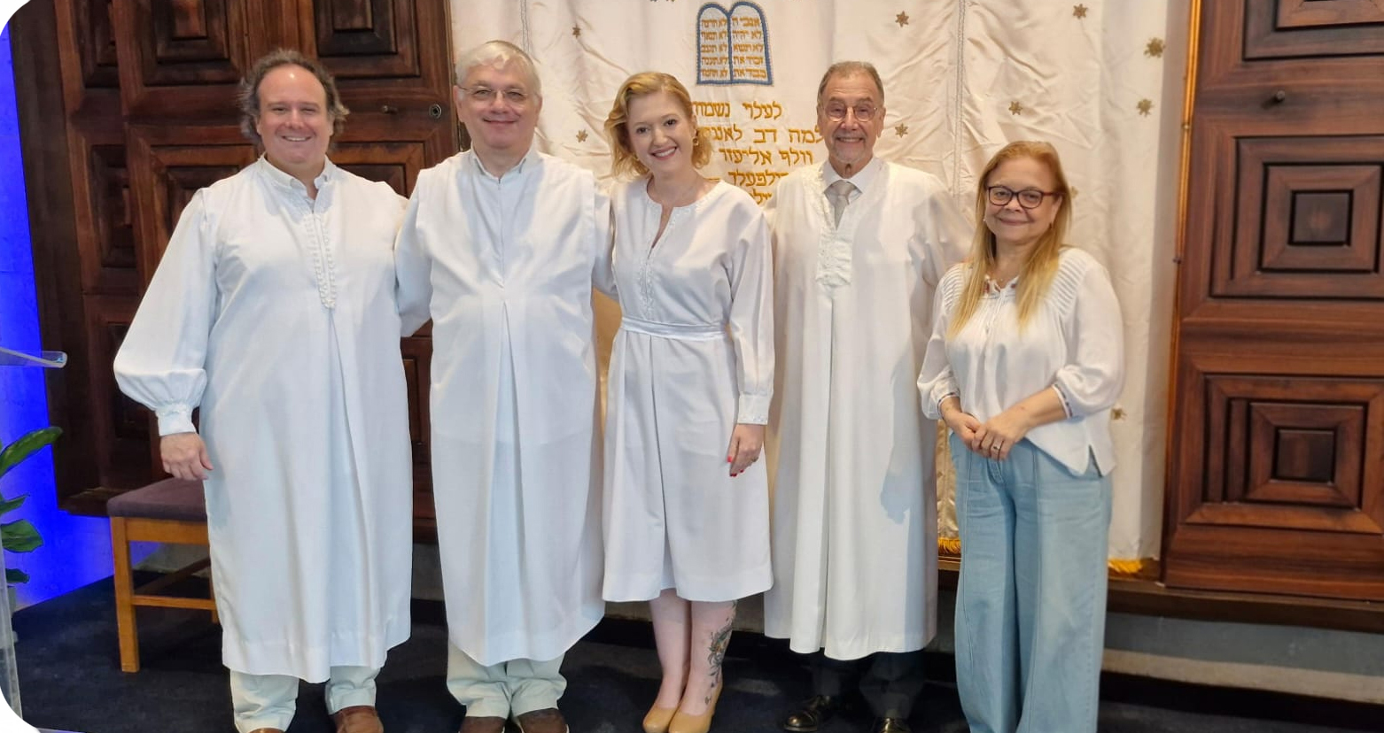 O chazan André Nudelman, o rabino Sérgio Margulies, a chazanit Carla Knijnik, o chazan Oren Boljover e a organista Regina Lacerda se preparam para Rosh Hashaná de 5786 (22/09/2025)